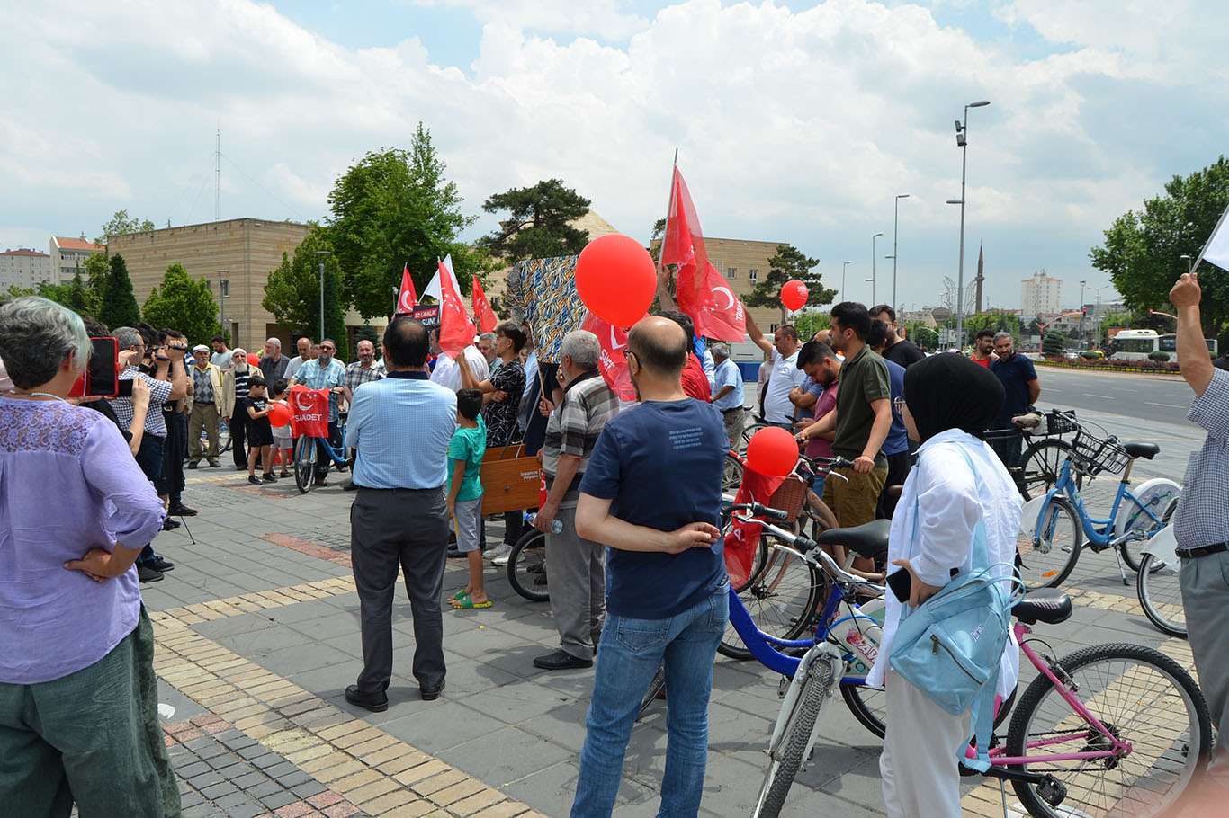 Saadet Partisi Kayseri İl Başkanlığı ülkede yaşanan zamları protesto etti Saadet Partisi Kayseri İl Başkanlığı ülkede yaşanan zamları protesto etti